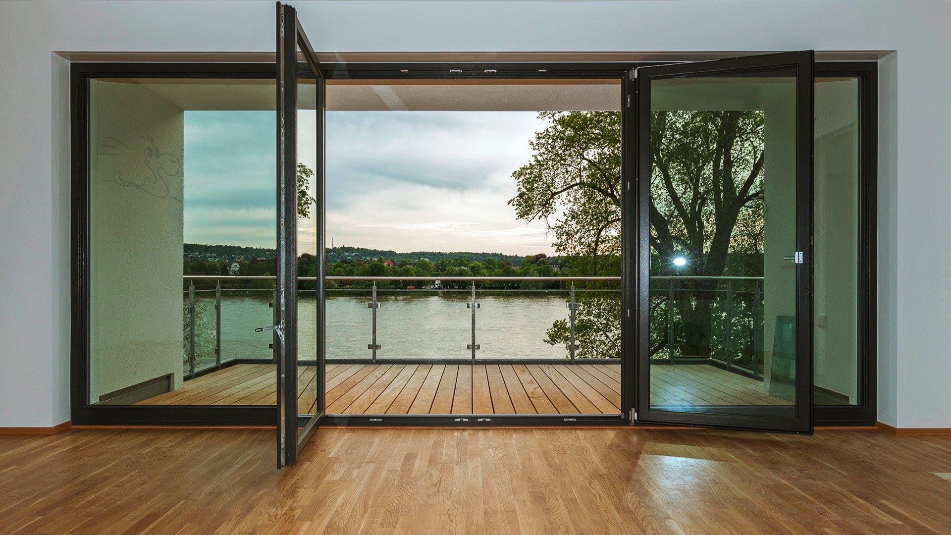 Holzrahmen Fenster und Balkontür, Holz Parkett