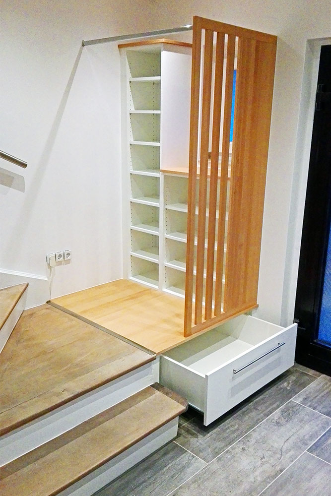 Garderobe aus Holz individuell an Treppe angepasst