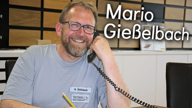 Tischlerei Chef Mario Gießelbach am Telefon